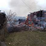 В Солецком районе деревенские жители и военные помогли пожарным отстоять дом от огня