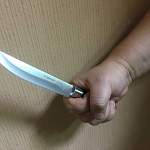 Пытавшийся госпитализировать больного с COVID-19 свердловский полицейский получил удар ножом