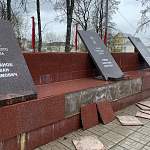  На многострадальном мемориале «Вечный огонь» в Боровичах отвалилась плитка