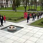 Трансляция возложения цветов к мемориалу «Вечный огонь славы» в Новгородском кремле