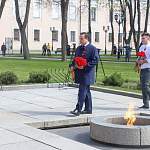 Андрей Никитин возложил цветы к Вечному огню и поздравил ветеранов по телефону
