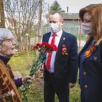 Министр Евгения Серебрякова поздравила с Днём Победы жительницу посёлка Батецкий — бывшую малолетнюю узницу