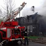 Пожарные больше семи часов тушили горящий дом в Крестцах