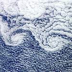 Роскосмос поделился фотографиями удивительных облаков – как на картине Ван Гога