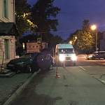 Фотофакт: в Великом Новгороде автомобиль врезался в здание рядом с гимназией № 1