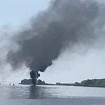В Великом Новгороде пожарные и спасатели исследуют горящую лодку без людей