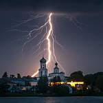 Валдайский фотограф Тимофей Шутов снял чудо над храмом на 125-м кадре
