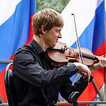 Фоторепортаж: в День России на улицах Великого Новгорода прозвучала народная и классическая музыка