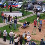 Фоторепортаж: жители новгородского микрорайона «Ивушки» исполнили гимн России
