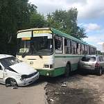 Фотофакт: в Великом Новгороде автобус влетел на парковку и протаранил несколько автомобилей