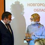 Андрей Никитин вручил Елене Кириловой премию Ассоциации продюсеров кино и телевидения