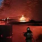 Пожарные всю ночь спасали от огня два дома в Малой Вишере