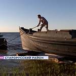 В старорусской деревне Устрека исследователь народного мореходства построил сойму
