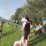 Фотофакт: новгородцы смотрят с вала, как горит ангар на «Алконе»