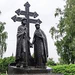 В Великом Новгороде возложили цветы к памятнику святым покровителям семьи Петру и Февронии