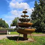 В Старой Руссе хулиганы испортили композицию с семьёй аистов на чаше клумбы-фонтана
