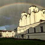 Фотофакт: в Великом Новгороде радуга дополнила архитектуру храмов