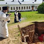 В новгородском Юрьевом монастыре прошла заупокойная служба над найденными археологами останками