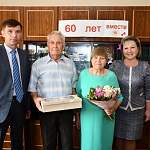 Елена Писарева передала ноутбук многодетной пестовской семье и поздравила юбиляров с бриллиантовой свадьбой