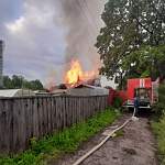 В Великом Новгороде пожарные до утра спасали от огня дом и автомобиль
