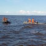 Сильный ветер помешал рыбакам на резиновой лодке вернуться на берег Ильменя. Их выручили спасатели