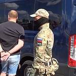 Видео: в Великом Новгороде задержали сотрудника колонии строгого режима