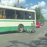 В Великом Новгороде скутерист врезался в автобус