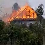 В новгородской деревне Дорожно горит дом