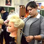 В рамках проекта «Билет в будущее» новгородские школьники попробовали себя в парикмахерском искусстве