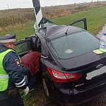 В Новгородском районе автомобиль с женщиной за рулём врезался в опору ЛЭП