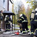 Новгородские пожарные тушили учебный огонь у себя в здании
