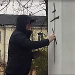 Неизвестные нарисовали крест на памятнике Ленину в Великом Новгороде