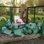 В одном из дворов на улице Парковой уже несколько недель копится мусор