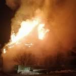 В Пестове огонь уничтожил дом и хозяйственную постройку