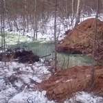 Видео: утечка топлива из-за незаконной врезки в нефтепровод в Новгородской области