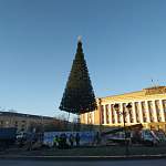 На главной площади Великого Новгорода продолжается монтаж новогодней ёлки