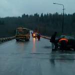 В Маловишерском районе школьный автобус попал в аварию на скользком участке дороги