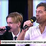 Иван Кургалин вместе с известными актерами спел песню о гардемаринах в программе «Прямой эфир»