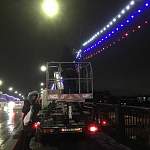 Фотофакт: мост Александра Невского в Великом Новгороде украшают к Новому году