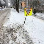 Фотофакт: в Великом Новгороде неизвестный водитель сбил дорожный знак на улице Андреевская