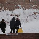 Новгородцы игнорируют запреты на зимние катания от стен кремля. Напоминаем: это опасно не только для памятника