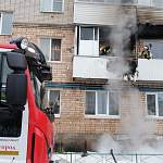 В Великом Новгороде очевидцам пожара пришлось вручную передвигать машину, мешавшую проезду спасателей