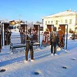 В Устюжне Вологодской области установили фигуры Хлестакова и городничего из «Ревизора»