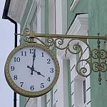 На центральной улице Боровичей появились кованые часы