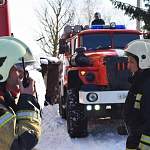 В Новгородском районе 25 пожарных спасли двухэтажку от огня