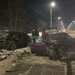 На виадуке в Великом Новгороде жёстко столкнулись автомобили