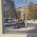 На стоянке у торгового центра «Русь» в Великом Новгороде загорелся автомобиль