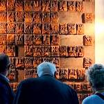 Уникальное панно c таблицей Менделеева из боровичской глины украсило фойе петербургского вуза