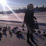 Жительница Великого Новгорода ежедневно помогает уткам переносить морозы