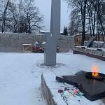 В Боровичах начался ремонт мемориала «Вечный огонь», которому в прошлый раз не повезло с подрядчиком
